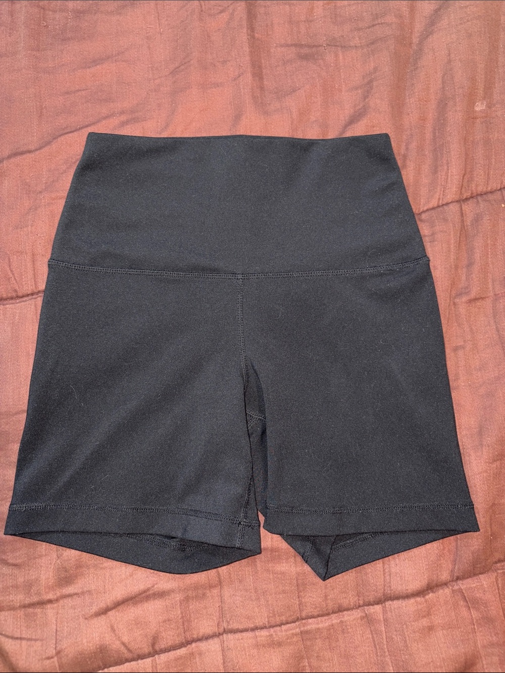 Women’s 5” Leg Short by Yogaliscious Lux Brand.  Excellent Used Condition!